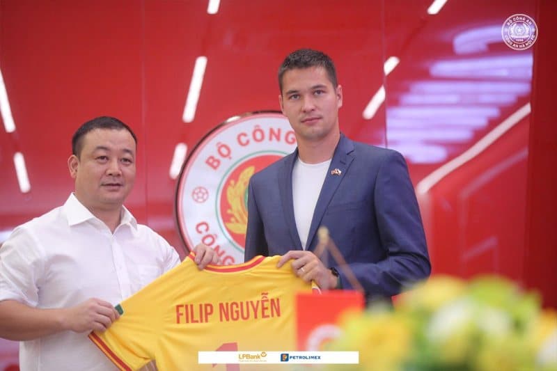 Thủ môn Việt Kiều Filip Nguyễn nhận áo số 1 ở Công an Hà Nội