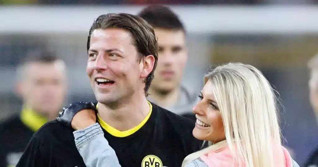 Vợ cũ huyền thoại Dortmund cặp kè với sao trẻ Augsburg